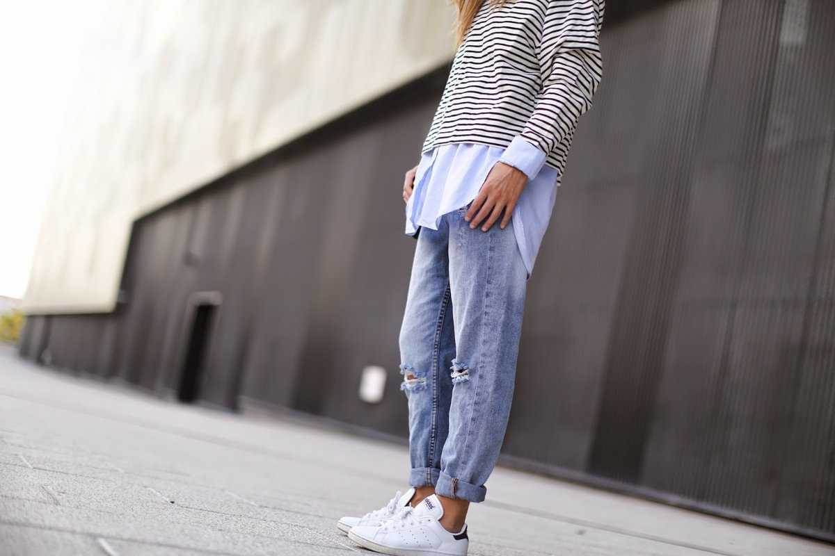 Девушка в широких джинсах