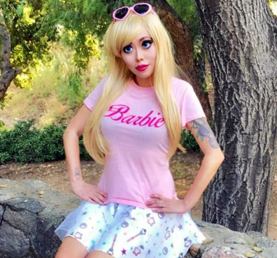 Барби-стильная образцовая девушка с утонченной фигурой