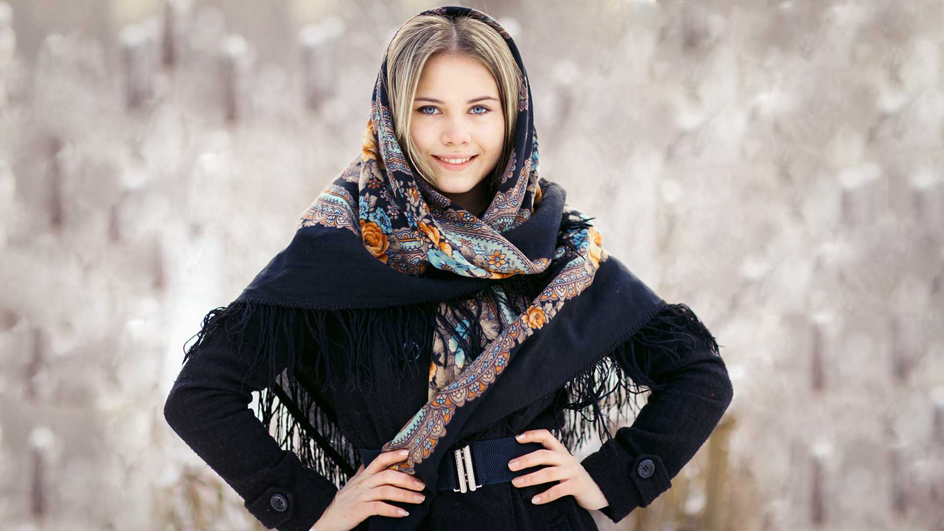 Красивые девушки в шарфах