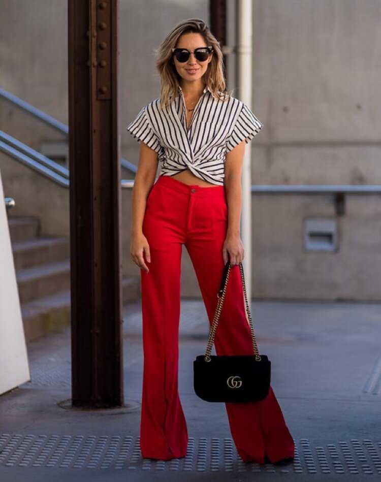 Что сочетается с красными брюками для женщин фото