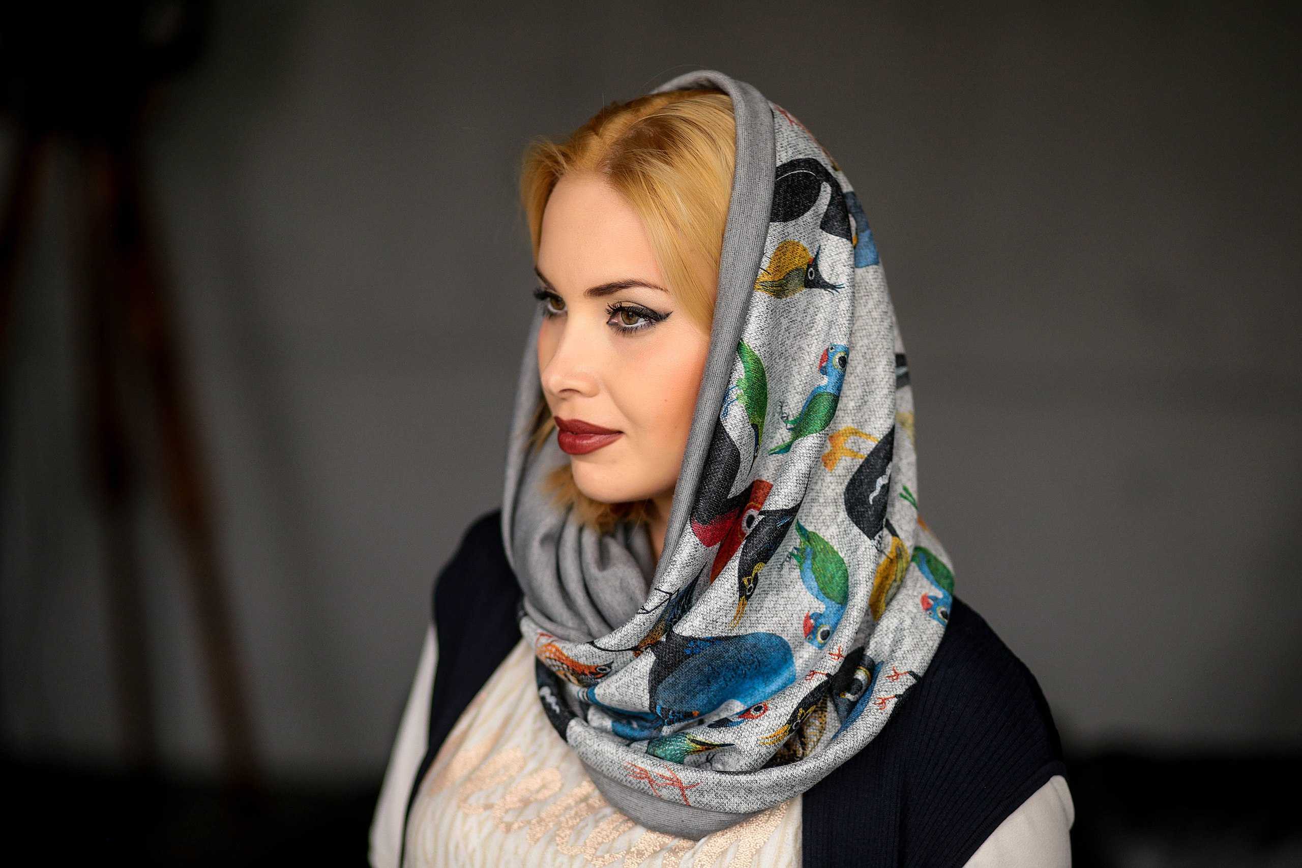 Женщина с шарфом на голове