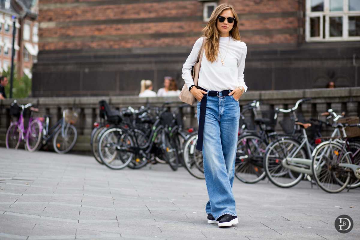 Что носить с широкими джинсами женщине