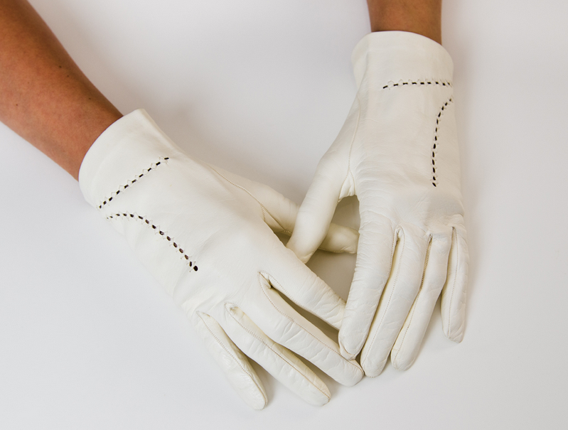 Как почистить кожаные перчатки в домашних. Белые кожаные перчатки. Лайковые перчатки. Кожаные перчатки лайковые. Белые кожаные перчатки женские.