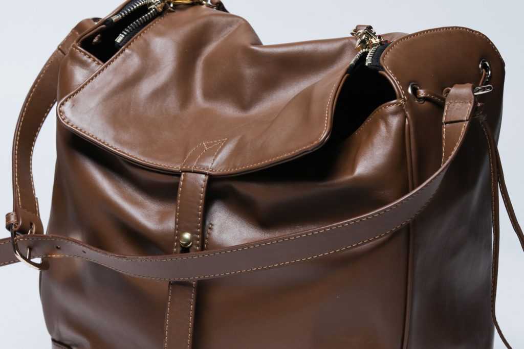 Чем лучше почистить кожаные сумки из темного материала