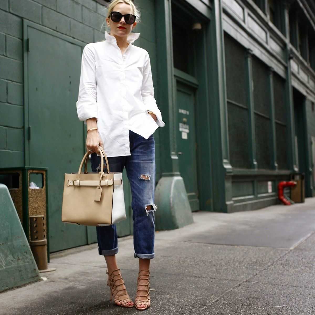 Образ джинсы и белая рубашка