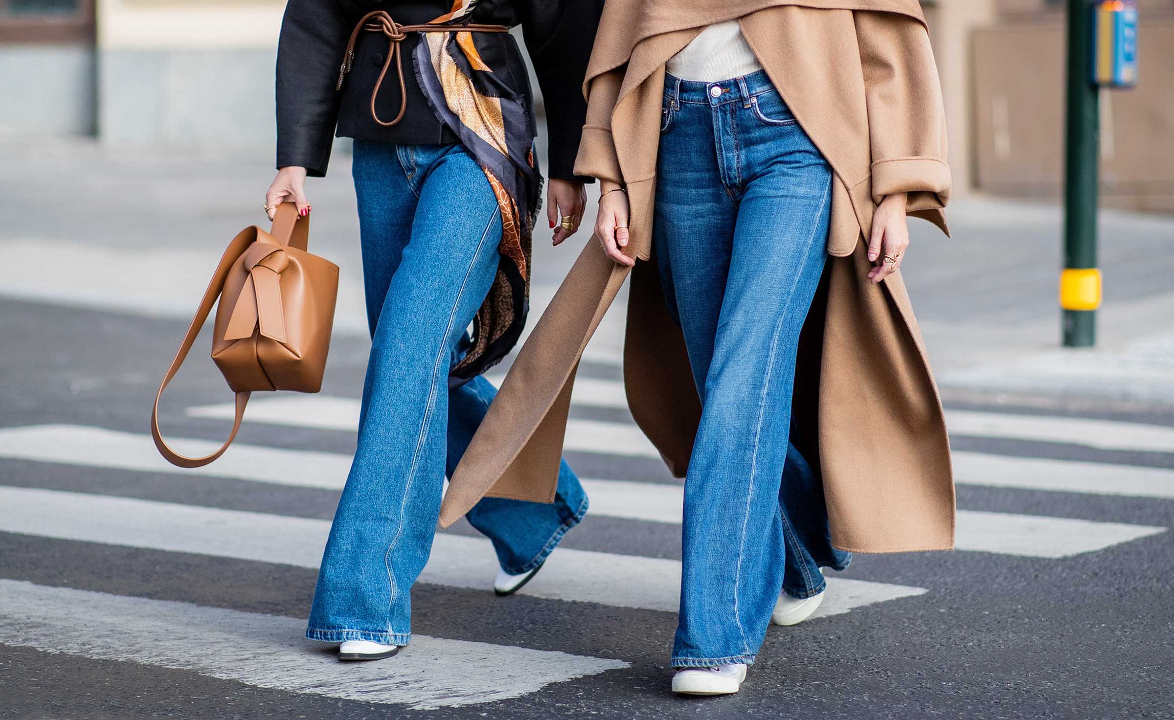 Завышенные джинсы, с чем носить и как правильно сочетать?