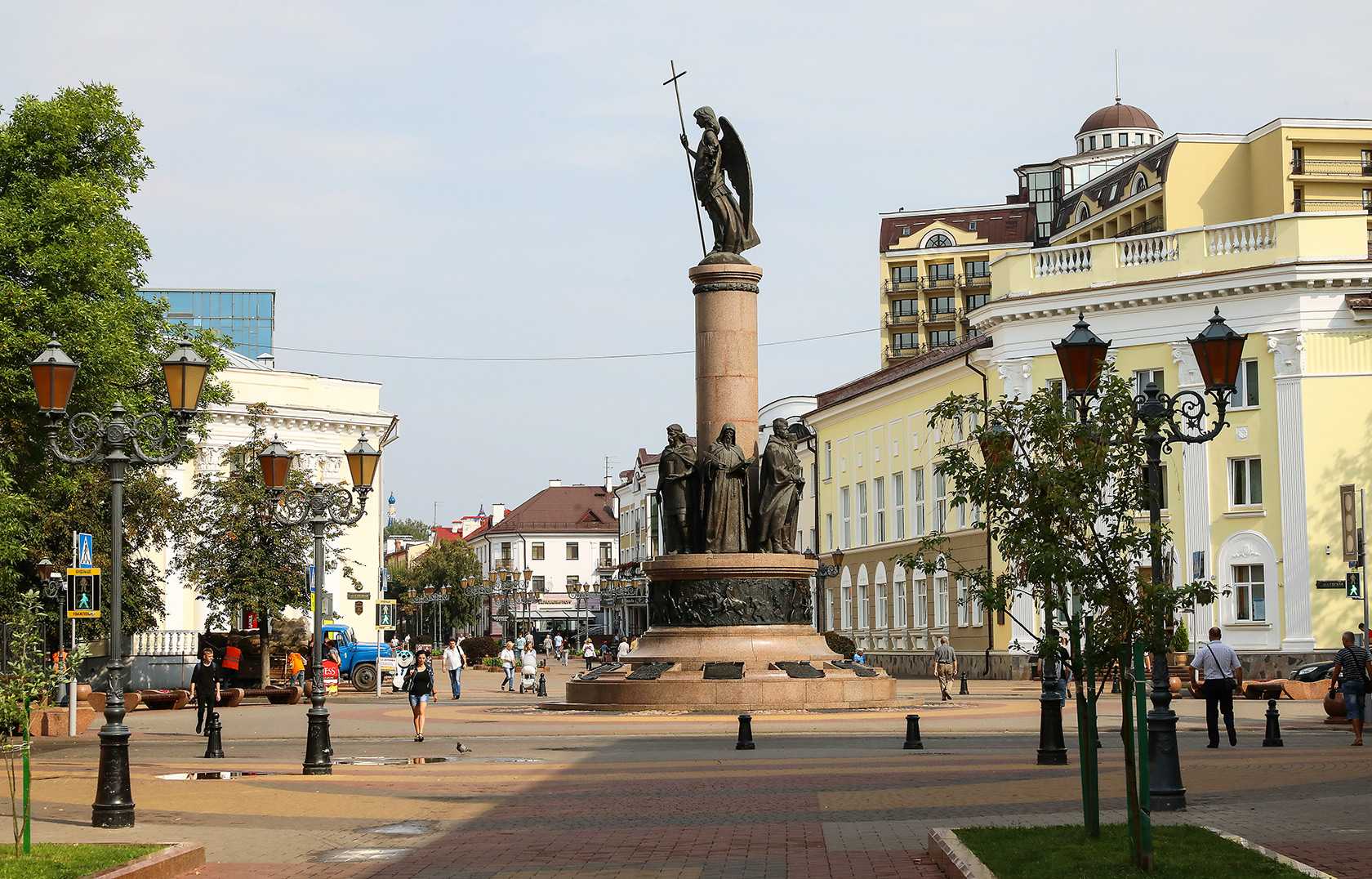 Город брест страна. Памятник тысячелетия Бреста Брест. Памятник тысячелетия Бреста улица Советская. Памятник 1000 летию Бреста. Памятник на Советской в Бресте.