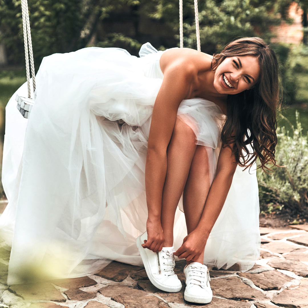 Невеста в кроссовках и в платье