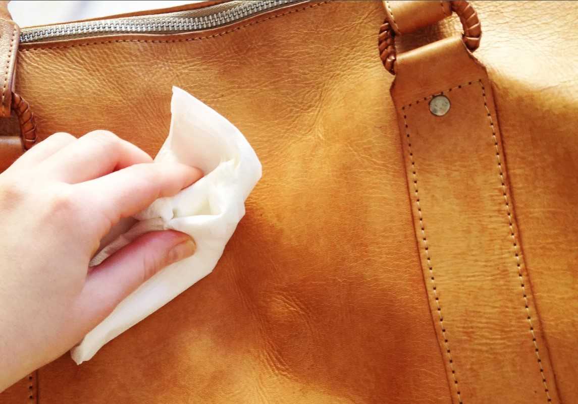 Как почистить кожаную сумку в домашних условиях: советы по чистке изделий из белой, темной кожи, с лаковым покрытием, кожзама, отзывы