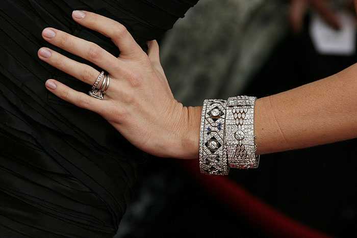 Как носят кольца обручальное и помолвочное после свадьбы