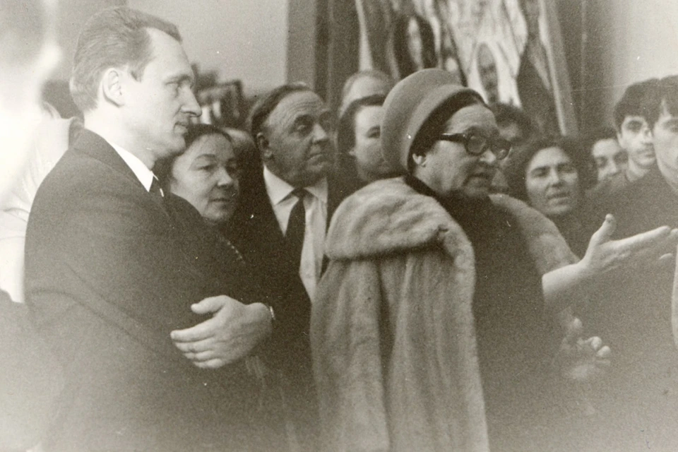 Надя леже, одержимая живописью