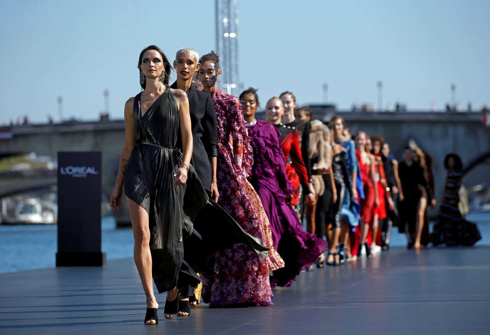 Видео недели. Показ мод новости. Fashion week 2020 Эклектика. Paris неделя моды дети. Виртуальный показ мод 2020.