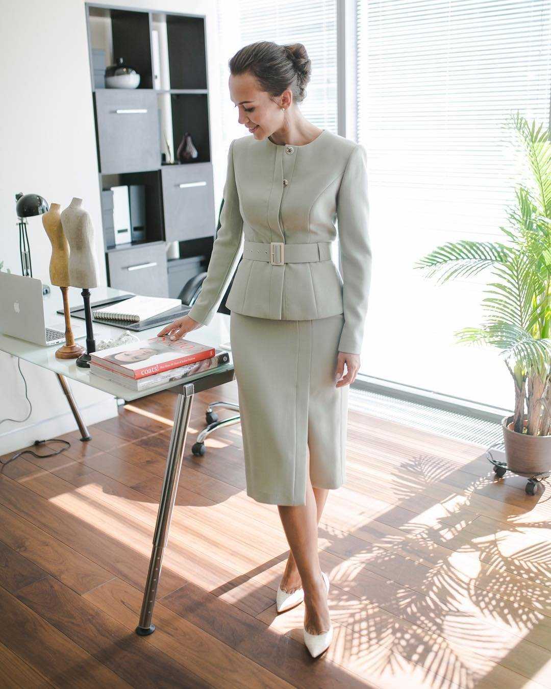 More suitable. Элегантные костюмы для женщин за 40. Элегантный офисный стиль. Стильный наряд в офис. Женщина в деловом костюме 40 лет.