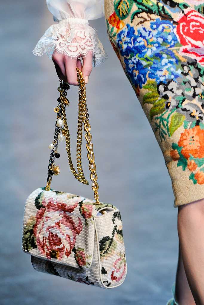 Дольче габбана 2023 коллекция осень зима, показ платьев и модных сумок dolce gabbana, новинки одежды и обуви, стильные джинсы